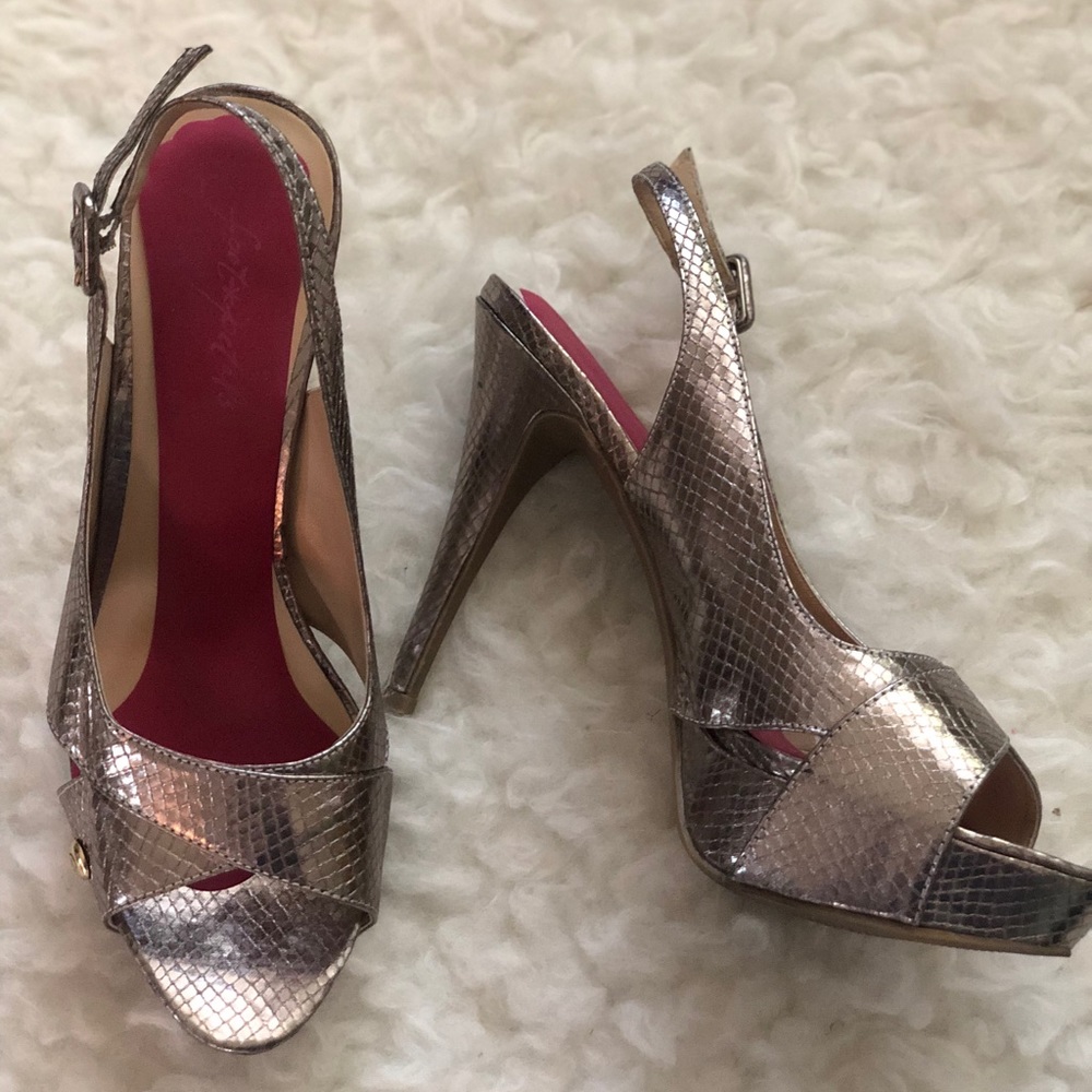 💙 $5 w/bundle Guess heels, faux snakeskin in gold, 8